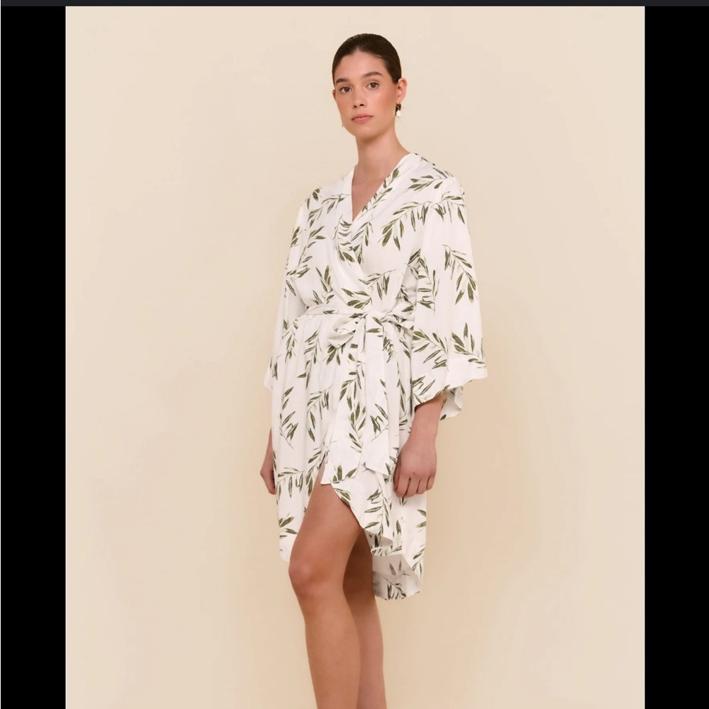 White and Green Leaf Print Kimono Robe